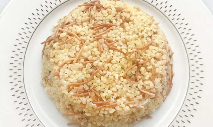 Şehriyeli pilav, Türk mutfağının en klasik ve sevilen yemeklerinden biridir. Tarih boyunca Osmanlı mutfağından günümüz sofralarına kadar uzanan bir lezzet yolculuğuna sahiptir. Küçük pirinç taneleri ve kavrulmuş şehriyelerin birleşimi, pilava hem doku hem de aroma kazandırır. Konulu bir haber görseli.