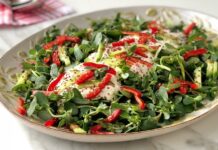 Semizotu Salatası, özellikle yaz aylarında sofraları süsleyen, ferahlatıcı ve sağlıklı bir salata çeşididir. Semizotunun kendine has tadı ve kıtır dokusu, bu salatayı farklı kılan başlıca unsurlardandır. Salatanın kökeni Anadolu mutfağına dayanmakla birlikte, Akdeniz ve Orta Doğu mutfaklarında da uzun yıllardır sofralarda yer alır. Konulu bir haber görseli.