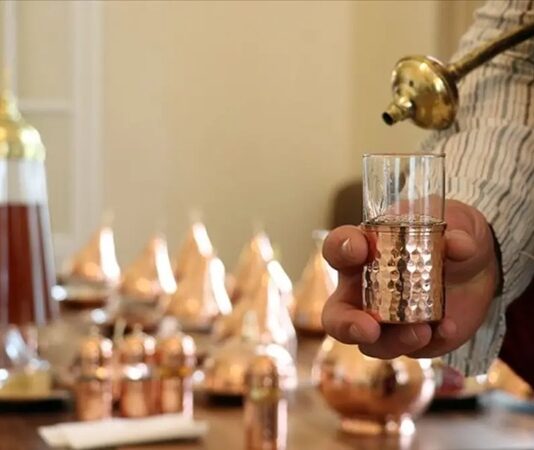 Şerbet: Gelenekten Gelen Tatlı Ferahlık Şerbet, tarih boyunca özellikle Osmanlı mutfağında önemli bir yere sahip olmuştur. Tatlı ve aromatik içeriğiyle sofraları süsleyen bu içecek, hem ferahlatıcı hem de kültürel bir simge olarak kabul edilir. Geleneksel olarak meyve özleri, baharatlar ve şeker ile hazırlanan şerbet, yüzyıllardır soğuk ve sıcak şekilde tüketilmektedir. Konulu bir haber görseli.