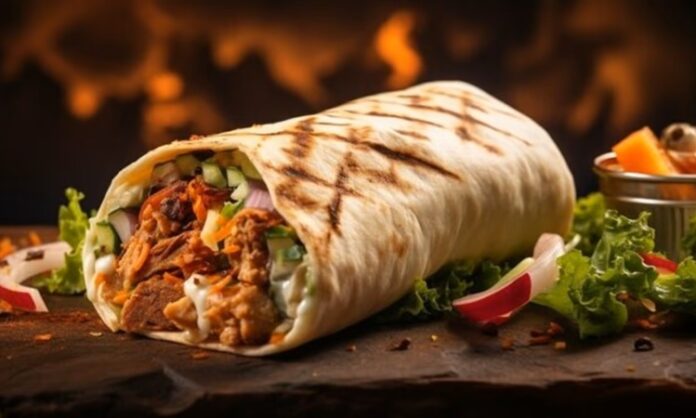 Orta Doğu mutfağının en bilinen sokak lezzetlerinden biri olan Shawarma, ince dilimlenmiş etin özel baharatlarla marine edilip dikey döner üzerinde pişirilmesiyle hazırlanır. Genellikle tavuk, dana veya kuzu eti kullanılır ve lavaş veya pita ekmeğiyle servis edilir. Bu lezzet, hem hızlı hem de doyurucu bir öğün alternatifi sunar. Konulu bir haber görseli.