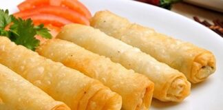 Türk mutfağının en pratik ve en sevilen yiyeceklerinden biri olan sigara böreği, adını ince ve uzun şekline borçludur. Çıtır çıtır kızarmış yufkanın içindeki peynirin eriyerek ağızda bıraktığı tat, bu böreği hem kahvaltılarda hem de özel davetlerde vazgeçilmez hale getirmiştir. Geleneksel mutfak kültürümüzün bir parçası olan sigara böreği, sadece Türkiye’de değil, dünyanın birçok yerinde de tanınan bir lezzet olarak dikkat çeker. Konulu bir haber görseli.