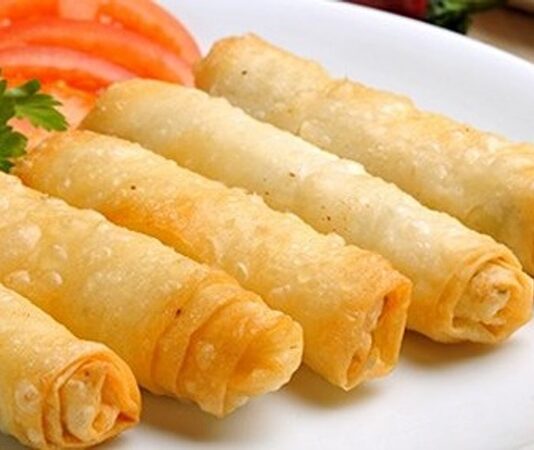 Türk mutfağının en pratik ve en sevilen yiyeceklerinden biri olan sigara böreği, adını ince ve uzun şekline borçludur. Çıtır çıtır kızarmış yufkanın içindeki peynirin eriyerek ağızda bıraktığı tat, bu böreği hem kahvaltılarda hem de özel davetlerde vazgeçilmez hale getirmiştir. Geleneksel mutfak kültürümüzün bir parçası olan sigara böreği, sadece Türkiye’de değil, dünyanın birçok yerinde de tanınan bir lezzet olarak dikkat çeker. Konulu bir haber görseli.