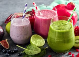 Smoothie, taze meyve ve sebzelerin blender yardımıyla püre haline getirilmesiyle hazırlanan sağlıklı içeceklerdir. Son yıllarda sağlıklı beslenme trendlerinin yükselmesiyle birlikte smoothie tüketimi oldukça artmıştır. Bu içecekler, vitamin ve mineral açısından zengin oldukları için hem enerji verir hem de bağışıklık sistemini güçlendirir. Konulu bir haber görseli.