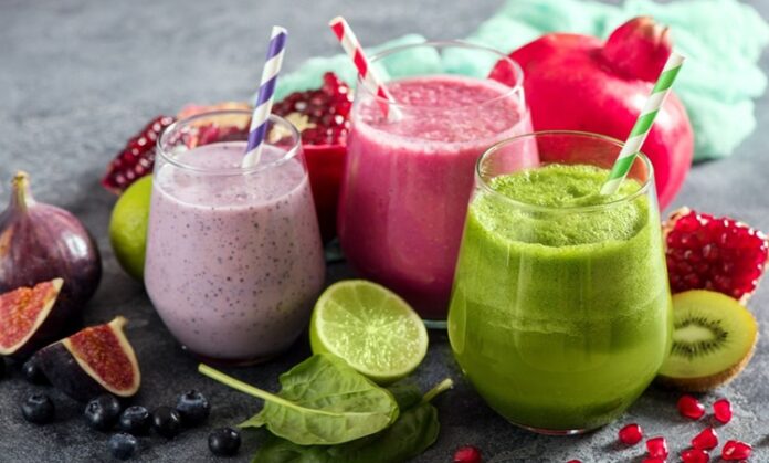 Smoothie, taze meyve ve sebzelerin blender yardımıyla püre haline getirilmesiyle hazırlanan sağlıklı içeceklerdir. Son yıllarda sağlıklı beslenme trendlerinin yükselmesiyle birlikte smoothie tüketimi oldukça artmıştır. Bu içecekler, vitamin ve mineral açısından zengin oldukları için hem enerji verir hem de bağışıklık sistemini güçlendirir. Konulu bir haber görseli.