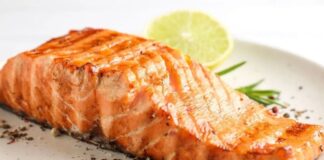 Somon ızgara, taze somon balığının özel marine sosları veya baharatlarla hazırlanıp, yüksek ateşte pişirilmesiyle elde edilen nefis bir yemektir. Izgara yöntemi, balığın doğal lezzetini ve omega-3 bakımından zengin yapısını korumasını sağlar. Sağlıklı beslenmeye önem verenler için ideal bir öğün seçeneğidir. Konulu bir haber görseli.