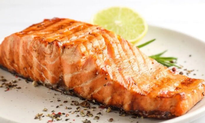 Somon Izgara: Sağlıklı Ve Lezzetli Deniz Lezzeti Somon ızgara, taze somon balığının özel marine sosları veya baharatlarla hazırlanıp, yüksek ateşte pişirilmesiyle elde edilen nefis bir yemektir. Izgara yöntemi, balığın doğal lezzetini ve omega-3 bakımından zengin yapısını korumasını sağlar. Sağlıklı beslenmeye önem verenler için ideal bir öğün seçeneğidir. Konulu bir haber görseli.