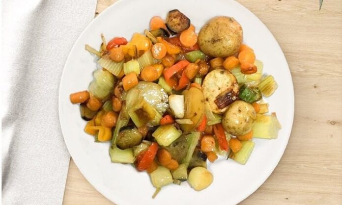 Sote sebze, hem pratik hazırlanışı hem de sağlıklı yapısıyla sofralarda sıkça tercih edilen yemeklerden biridir. Sebzelerin kendi doğallığını ve vitaminlerini koruyarak kısa sürede pişirilmesi, bu yöntemi diğer pişirme yöntemlerinden ayırır. Özellikle günümüzde sağlıklı beslenmeye verilen önemin artmasıyla birlikte sote sebze tarifleri daha fazla ilgi görmeye başlamıştır. Konulu bir haber görseli.