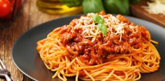 İtalyan mutfağının vazgeçilmezlerinden biri olan spagetti bolognese, hem pratik hazırlanışı hem de lezzetli sosuyla dünya genelinde sofralarda yer alıyor. Kıyma ve domates sosunun uyumu, spagetti ile birleştiğinde ortaya doyurucu ve lezzetli bir yemek çıkıyor. Bu yemek, özellikle akşam yemeklerinde hem ana yemek hem de hızlı bir öğün alternatifi olarak tercih ediliyor. Konulu bir haber görseli.