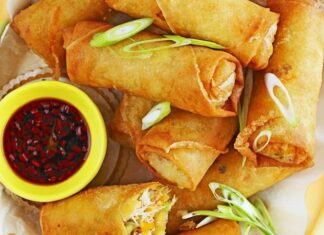 Spring Roll Uzak Doğu Mutfağının İnce Lezzeti Spring roll, Uzak Doğu mutfağının en bilinen atıştırmalıklarından biridir. Özellikle Çin, Vietnam ve Tayland gibi ülkelerde ortaya çıkmış ve zamanla tüm dünyaya yayılmıştır. Adını bahar mevsiminden alan spring roll, geleneksel olarak ilkbaharda hasat edilen taze sebzelerle hazırlanırdı. Bu yönüyle sadece lezzetli değil, aynı zamanda mevsimsel bir kültürü de temsil eder. Konulu bir haber görseli.