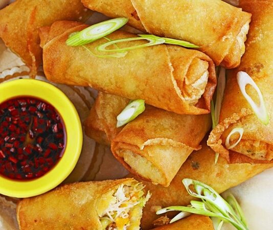 Spring roll, Uzak Doğu mutfağının en bilinen atıştırmalıklarından biridir. Özellikle Çin, Vietnam ve Tayland gibi ülkelerde ortaya çıkmış ve zamanla tüm dünyaya yayılmıştır. Adını bahar mevsiminden alan spring roll, geleneksel olarak ilkbaharda hasat edilen taze sebzelerle hazırlanırdı. Bu yönüyle sadece lezzetli değil, aynı zamanda mevsimsel bir kültürü de temsil eder. Konulu bir haber görseli.