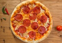 Sucuklu pizza, İtalyan pizzasıyla Türk mutfağının birleşiminden doğan özel bir lezzettir. Temel pizza hamuru üzerine sucuk dilimleri ve peynirin birleşimi, hem görsellik hem de tat açısından sofistike bir deneyim sunar. Bu pizza türü, fast food zincirlerinden ev yapımı tariflere kadar geniş bir yelpazede popülerliğini korur. Konulu bir haber görseli.