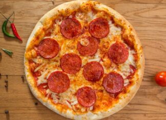 Sucuklu pizza, İtalyan pizzasıyla Türk mutfağının birleşiminden doğan özel bir lezzettir. Temel pizza hamuru üzerine sucuk dilimleri ve peynirin birleşimi, hem görsellik hem de tat açısından sofistike bir deneyim sunar. Bu pizza türü, fast food zincirlerinden ev yapımı tariflere kadar geniş bir yelpazede popülerliğini korur. Konulu bir haber görseli.