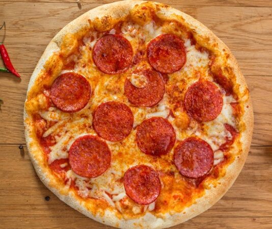 Sucuklu pizza, İtalyan pizzasıyla Türk mutfağının birleşiminden doğan özel bir lezzettir. Temel pizza hamuru üzerine sucuk dilimleri ve peynirin birleşimi, hem görsellik hem de tat açısından sofistike bir deneyim sunar. Bu pizza türü, fast food zincirlerinden ev yapımı tariflere kadar geniş bir yelpazede popülerliğini korur. Konulu bir haber görseli.