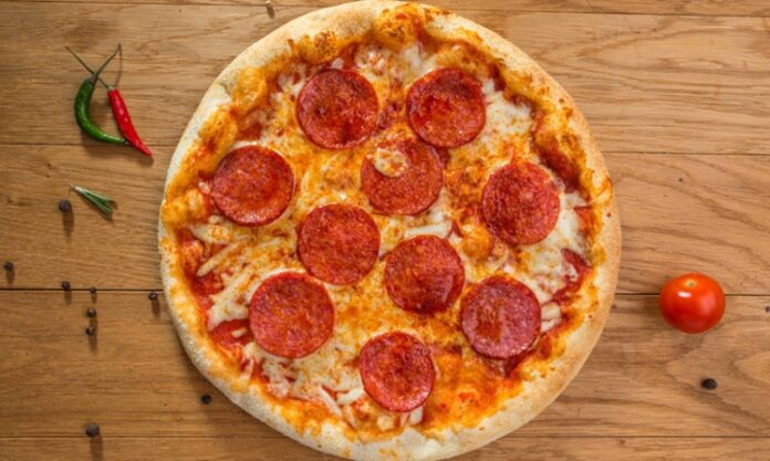 Sucuklu pizza, İtalyan pizzasıyla Türk mutfağının birleşiminden doğan özel bir lezzettir. Temel pizza hamuru üzerine sucuk dilimleri ve peynirin birleşimi, hem görsellik hem de tat açısından sofistike bir deneyim sunar. Bu pizza türü, fast food zincirlerinden ev yapımı tariflere kadar geniş bir yelpazede popülerliğini korur. Konulu bir haber görseli.