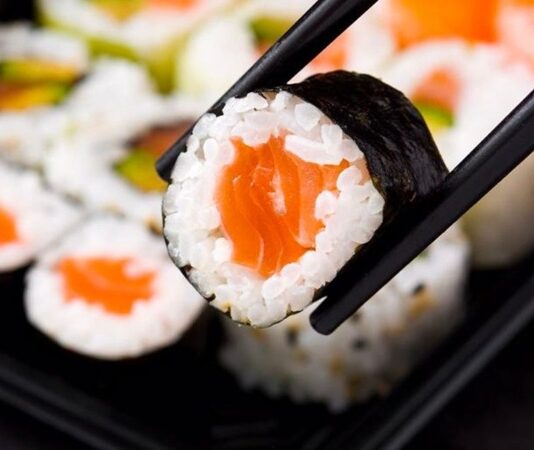 Sushi: Dünyada Yükselen Lezzet Trendi Sushi, bugün dünya genelinde en popüler yemeklerden biri olarak bilinse de kökeni çok eskiye dayanır. Japon mutfağının vazgeçilmezlerinden olan bu lezzet, başlangıçta balıkların fermente edilmesi yöntemiyle ortaya çıkmıştır. Pirinç ve balığın birleşimi, hem pratik hem de uzun süre dayanıklı bir besin olarak Japonya’da hızla yayılmıştır. Konulu bir haber görseli.
