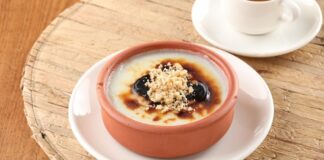 Sütlaç, Türk mutfağının en sevilen sütlü tatlılarından biridir. Osmanlı döneminde saray mutfaklarında özenle hazırlanan sütlaç, zamanla halk arasında da yaygınlaşmıştır. Ana malzemesi süt ve pirinç olan bu tatlı, hem besleyici hem de hafif oluşu ile öne çıkar. Konulu bir haber görseli.