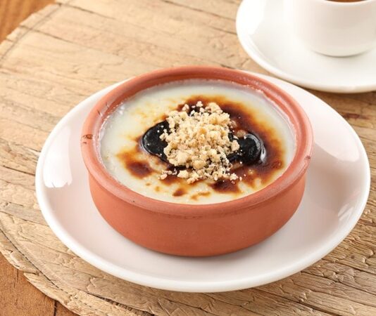 Sütlaç, Türk mutfağının en sevilen sütlü tatlılarından biridir. Osmanlı döneminde saray mutfaklarında özenle hazırlanan sütlaç, zamanla halk arasında da yaygınlaşmıştır. Ana malzemesi süt ve pirinç olan bu tatlı, hem besleyici hem de hafif oluşu ile öne çıkar. Konulu bir haber görseli.