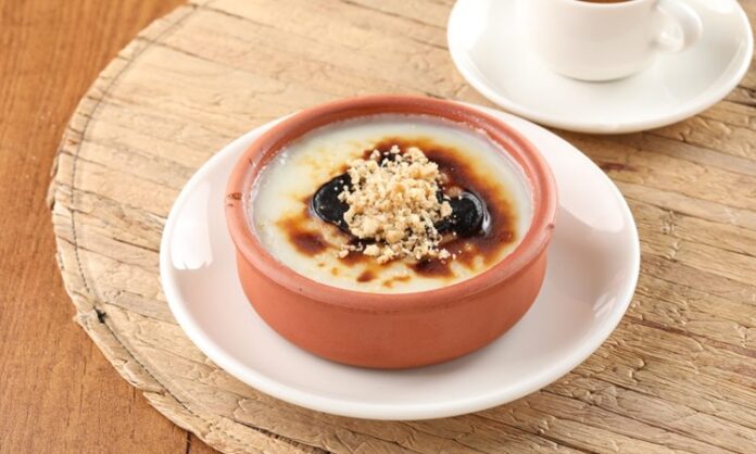 Sütlaç, Türk mutfağının en sevilen sütlü tatlılarından biridir. Osmanlı döneminde saray mutfaklarında özenle hazırlanan sütlaç, zamanla halk arasında da yaygınlaşmıştır. Ana malzemesi süt ve pirinç olan bu tatlı, hem besleyici hem de hafif oluşu ile öne çıkar. Konulu bir haber görseli.