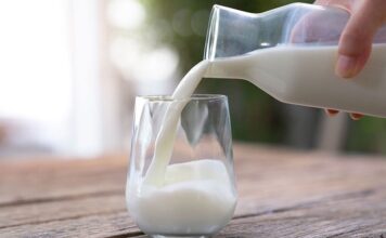 Süt, binlerce yıldır insan beslenmesinin temel unsurlarından biri olmuştur. Tarih boyunca farklı kültürlerde hem besleyici hem de ritüel amaçlı olarak kullanılmıştır. Antik toplumlarda süt ve süt ürünleri, sağlığı destekleyen ve enerji veren bir kaynak olarak değer görmüştür. Konulu bir haber görseli.