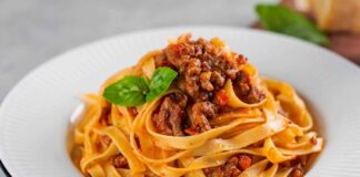 Tagliatelle, İtalyan mutfağının en tanınmış makarna çeşitlerinden biri olarak bilinir. Genellikle geniş ve uzun şeritler halinde hazırlanır. Bu makarna türü, özellikle Bolognese sosu ile eşsiz bir uyum yakalar ve İtalya’nın Emilia-Romagna bölgesinde köklü bir geçmişe sahiptir. Konulu bir haber görseli.