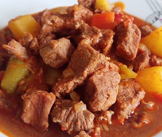 Türk mutfağının köklü yemeklerinden biri olan tas kebabı, hem Anadolu sofralarının vazgeçilmez lezzetlerinden biri hem de kültürel bir miras olarak öne çıkar. Osmanlı döneminden günümüze uzanan bu yemek, etin özenle seçilmesi ve sebzelerle birlikte pişirilmesiyle hazırlanır. Özellikle soğuk kış günlerinde sıcak olarak sofraya sunulan tas kebabı, hem doyurucu hem de besleyici bir seçenek olarak bilinir. Konulu bir haber görseli.