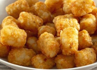 Tater tots, Amerikan mutfağının en ikonik atıştırmalıklarından biri olarak öne çıkar. Küçük, silindirik patates parçacıklarından oluşan bu lezzet, ilk olarak 1950’lerde ABD’de ortaya çıkmıştır. Patentli bir tarifle üretilen tater tots, kısa sürede fast food zincirlerinin vazgeçilmez menü öğelerinden biri haline gelmiştir. Konulu bir haber görseli.