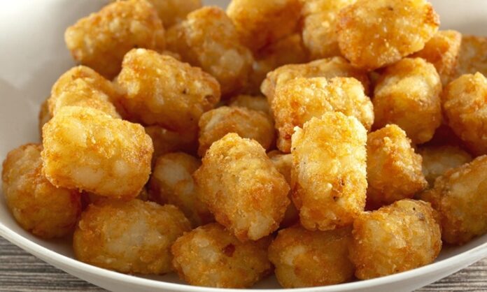 Tater tots, Amerikan mutfağının en ikonik atıştırmalıklarından biri olarak öne çıkar. Küçük, silindirik patates parçacıklarından oluşan bu lezzet, ilk olarak 1950’lerde ABD’de ortaya çıkmıştır. Patentli bir tarifle üretilen tater tots, kısa sürede fast food zincirlerinin vazgeçilmez menü öğelerinden biri haline gelmiştir. Konulu bir haber görseli.