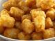 Tater tots, Amerikan mutfağının en ikonik atıştırmalıklarından biri olarak öne çıkar. Küçük, silindirik patates parçacıklarından oluşan bu lezzet, ilk olarak 1950’lerde ABD’de ortaya çıkmıştır. Patentli bir tarifle üretilen tater tots, kısa sürede fast food zincirlerinin vazgeçilmez menü öğelerinden biri haline gelmiştir. Konulu bir haber görseli.