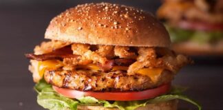 Son yıllarda fast food dünyasında büyük bir dönüşüm yaşanıyor ve bu dönüşümün en dikkat çekici unsurlarından biri de Tavuk Burger oldu. Kırmızı etin yoğun tüketiminden uzaklaşmak isteyenler için daha hafif bir seçenek sunan bu ürün, hem restoran zincirlerinin hem de tüketicilerin gözdesi haline geliyor. Özellikle gençler ve sağlıklı beslenmeyi önemseyenler, öğle ve akşam yemeklerinde daha dengeli alternatifler ararken Tavuk Burgeri tercih ediyor. Konulu bir haber görseli.