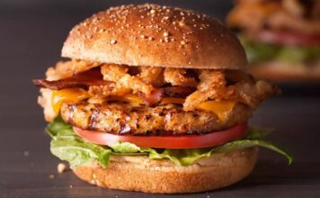 Son yıllarda fast food dünyasında büyük bir dönüşüm yaşanıyor ve bu dönüşümün en dikkat çekici unsurlarından biri de Tavuk Burger oldu. Kırmızı etin yoğun tüketiminden uzaklaşmak isteyenler için daha hafif bir seçenek sunan bu ürün, hem restoran zincirlerinin hem de tüketicilerin gözdesi haline geliyor. Özellikle gençler ve sağlıklı beslenmeyi önemseyenler, öğle ve akşam yemeklerinde daha dengeli alternatifler ararken Tavuk Burgeri tercih ediyor. Konulu bir haber görseli.