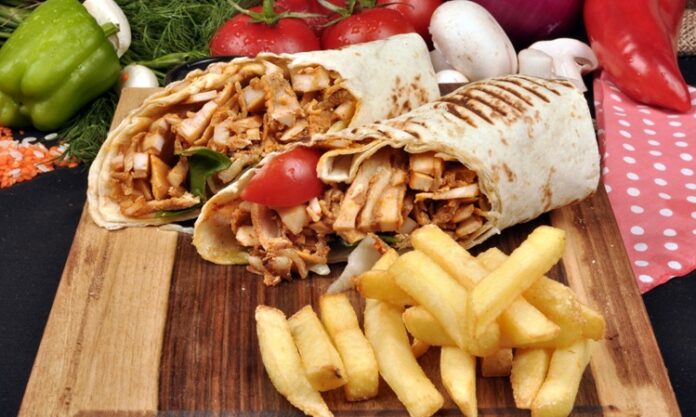 Tavuk döner, Türkiye’de hem ekonomik hem de lezzetli olmasıyla öne çıkan sokak yemeklerinden biridir. Yıllardır her yaştan insanın severek tükettiği bu yemek, hem restoranlarda hem de sokak tezgahlarında kolayca bulunur. Pratikliği ve doyuruculuğu sayesinde özellikle öğle yemeklerinde tercih edilen tavuk döner, günlük yaşamın vazgeçilmez bir parçası haline gelmiştir. Konulu bir haber görseli.