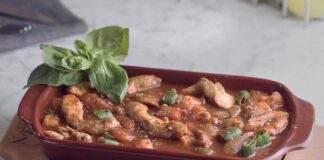 Türk mutfağının en özel yemeklerinden biri olan tavuk güveç, yüzyıllardır sofralarda yerini koruyan köklü bir lezzettir. Kiremit ya da toprak kaplarda pişirilmesiyle öne çıkan bu yemek, hem kırsal bölgelerde hem de şehir hayatında kendine güçlü bir yer edinmiştir. Geleneksel pişirme yöntemlerinin modern mutfaklara taşınmasıyla birlikte, tavuk güveç günümüzde de sevilerek tüketilmeye devam etmektedir. Konulu bir haber görseli.