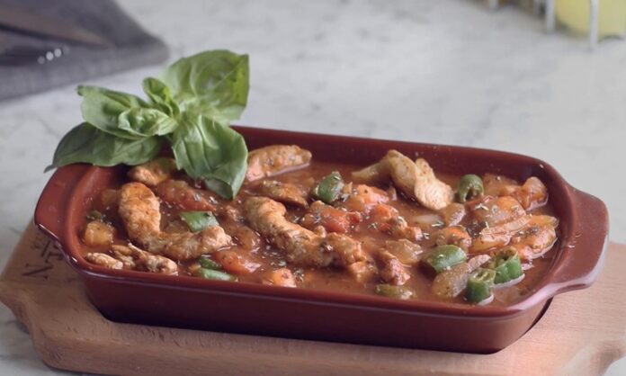 Türk mutfağının en özel yemeklerinden biri olan tavuk güveç, yüzyıllardır sofralarda yerini koruyan köklü bir lezzettir. Kiremit ya da toprak kaplarda pişirilmesiyle öne çıkan bu yemek, hem kırsal bölgelerde hem de şehir hayatında kendine güçlü bir yer edinmiştir. Geleneksel pişirme yöntemlerinin modern mutfaklara taşınmasıyla birlikte, tavuk güveç günümüzde de sevilerek tüketilmeye devam etmektedir. Konulu bir haber görseli.