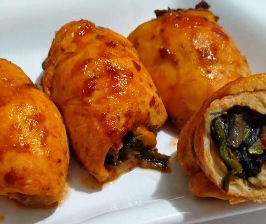 Tavuk sarma, Türk mutfağında son yıllarda popülerlik kazanan bir lezzettir. Geleneksel sarmaların tavuk etiyle buluşması, hem hafif hem de besleyici bir alternatif sunar. Tavuk etinin düşük yağ oranı ve yüksek protein değeri, sarmanın doyurucu olmasını sağlarken, sebzelerle birleştiğinde tam bir dengeli öğün haline gelir. Konulu bir haber görseli.