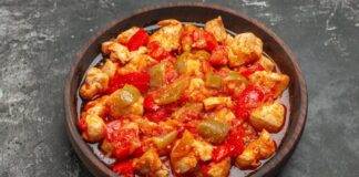 Türk mutfağının en sevilen lezzetlerinden biri olan tavuk sote, hem pratik hem de doyurucu bir ana yemek olarak sofralarda öne çıkar. Yüzyıllardır farklı yörelerde pişirilen bu yemek, tavuk etinin çeşitli sebzelerle kavrulmasıyla hazırlanır. Özellikle ev yemeklerinde ve restoran menülerinde sıkça tercih edilir. Konulu bir haber görseli.