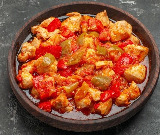 Türk mutfağının en sevilen lezzetlerinden biri olan tavuk sote, hem pratik hem de doyurucu bir ana yemek olarak sofralarda öne çıkar. Yüzyıllardır farklı yörelerde pişirilen bu yemek, tavuk etinin çeşitli sebzelerle kavrulmasıyla hazırlanır. Özellikle ev yemeklerinde ve restoran menülerinde sıkça tercih edilir. Konulu bir haber görseli.