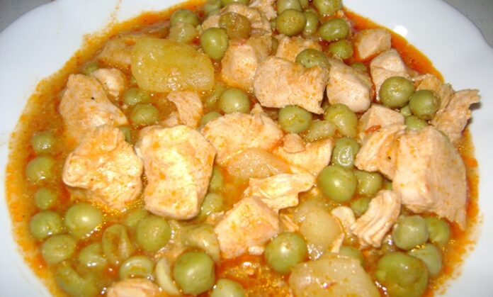 Türk mutfağının en dengeli ve besleyici yemeklerinden biri olan tavuklu bezelye, hem pratik hazırlanışı hem de sağlıklı içeriği ile yıllardır sofralarda yerini koruyor. Bezelyenin hafifliği ile tavuğun doyurucu yapısının birleşmesi, bu yemeği özellikle evlerde sık tercih edilen seçeneklerden biri haline getiriyor. Konulu bir haber görseli.