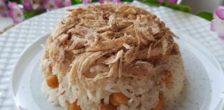 Tavuklu pilav, Türk mutfağında hem lezzeti hem de besleyici özellikleriyle öne çıkan klasik yemeklerden biridir. Yıllardır sofralarda yer alan bu yemek, özellikle protein ve karbonhidrat dengesini sağladığı için aile yemeklerinin vazgeçilmezidir. Konulu bir haber görseli.