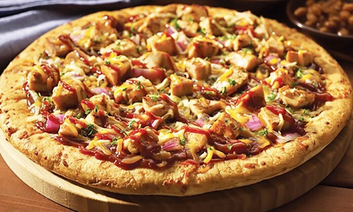 Tavuklu Pizza: Lezzetli ve Pratik Bir Seçenek Tavuklu Pizza Tarihi Ve Kökeni Tavuklu pizza, klasik İtalyan pizzalarından türeyen modern ve lezzetli bir alternatiftir. Tavuk etinin pizzaya eklenmesi, hem protein açısından zengin bir öğün sunar hem de farklı tat kombinasyonları yaratır. İlk olarak Amerika’da popüler hale gelen tavuklu pizza, günümüzde dünya genelinde restoran menülerinde sıkça yer alıyor. Tavuklu pizzanın popülerliği, özellikle hızlı ve dengeli bir öğün arayanlar için idealdir. Restoranlar ve ev mutfaklarında hazırlanan bu pizza, taze malzemelerle birleştiğinde hem göze hem damağa hitap eder. Tavuk, pizza kültürüne yenilik katan bir unsur olarak öne çıkar. Tavuklu Pizza Malzemeleri Ve Hazırlık Süreci Evde veya restoranlarda yapılan tavuklu pizza, hamur, domates sosu, peynir ve tavuk eti ile hazırlanır. Tavuk parçaları, önceden marine edilip sotelenerek pizzaya eklenebilir. Bu işlem, tavuğun hem lezzetini artırır hem de yumuşak bir doku sağlar. Pizzada kullanılan sebzeler de lezzeti tamamlar. Biber, mantar, soğan veya mısır gibi malzemeler tavukla uyum sağlar. Mozzarella veya cheddar peyniri, tavuk ve sebzelerle birleşerek zengin bir tat deneyimi sunar. Hamurun kabarması ve fırın sıcaklığı, pizzanın çıtır ve lezzetli olmasında kritik rol oynar. Restoranlarda Tavuklu Pizza Deneyimi Profesyonel mutfaklarda tavuklu pizza, hem görsellik hem de lezzet açısından özenle hazırlanır. Tavuk parçaları eşit dağıtılarak pizzaya eklenir ve fırınlanır. Fırın sıcaklığı, tavuk etinin kurumasını engeller ve pizza hamurunun ideal dokuda olmasını sağlar. Bazı restoranlar tavuklu pizzayı baharatlı soslarla veya farklı peynir çeşitleriyle sunarak özgün tatlar yaratır. Bu sayede pizza, klasik lezzetinden ayrılarak daha sofistike bir hale gelir. Tavuklu pizza, hem hızlı hem de doyurucu bir öğün alternatifi olarak öne çıkar. Evde Tavuklu Pizza Yapmanın Püf Noktaları Evde yapılan tavuklu pizza, malzeme seçimi ve hazırlık süreci ile fark yaratır. Hamur ne çok ince ne de çok kalın olmalıdır; bu denge pizzanın dokusunu belirler. Tavuk etinin önceden marine edilmesi ve uygun şekilde pişirilmesi, pizzanın lezzetini artırır. Sebzeler ve peynir, tavukla uyumlu şekilde eklenmelidir. Mozzarella peyniri, tavuk parçalarının üzerinde eriyerek hem lezzet hem de görsellik sağlar. Fırın sıcaklığı genellikle 220-250 derece arasında olmalı ve pişirme süresi hamurun kalınlığına göre ayarlanmalıdır. Tavuklu Pizza Çeşitleri Tavuklu pizza, malzeme kombinasyonuna göre farklılık gösterir. Barbekü soslu, acılı tavuklu, mantarlı ve sebzeli seçenekleri bulunur. Bu çeşitler pizzayı hem lezzet hem de besin değeri açısından zenginleştirir. Diyet tercihlerine göre glutensiz hamur veya az yağlı peynir kullanarak evde tavuklu pizza hazırlamak mümkündür. Bu alternatifler, sağlıklı beslenme alışkanlığına önem verenler için idealdir. Tavuklu pizza, hem klasik hem de modern damak zevklerine hitap eder. Tavuklu Pizza Sağlık Açısından Temel malzemeleri tavuk ve sebzeler olan tavuklu pizza, dengeli bir öğün alternatifi oluşturur. Tavuk eti protein açısından zengindir ve kas gelişimini destekler. Sebzeler ise vitamin, mineral ve lif sağlar. Peynirler de kalsiyum ve protein içererek öğünü tamamlar. Evde yapılan tavuklu pizzada yağ ve tuz miktarının kontrol edilmesi, daha sağlıklı bir seçenek sunar. Taze sebzeler ve kaliteli tavuk kullanımı, pizzayı hem lezzetli hem de besleyici bir öğün haline getirir. Tavuklu Pizza Kültürü ve Popülerliği Tavuklu pizza, dünya genelinde pizza kültürünün modern ve sağlıklı alternatiflerinden biri olarak öne çıkıyor. Restoranlardan ev mutfaklarına kadar her yerde bulunabilir. Tavuklu pizzanın popülerliği, hem hızlı hem de doyurucu bir öğün arayanlar için vazgeçilmez bir seçenek olmasını sağlıyor. Restoran zincirlerinden butik pizzacılara kadar pek çok yerde sunulan tavuklu pizza, klasik pizza türleri arasında kendine özel bir yer edinmiştir. Tavuk etinin ve malzemelerin tazeliği, pizzayı her yaştan tüketici için cazip kılar ve pizza kültürünü daha zengin bir hale getirir. Konulu bir haber görseli.