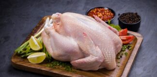 Teflon Tavuk: Pratik Ve Lezzetli Tavuk Pişirme Rehberi Teflon tavuk, hem pratik hem de lezzetli bir yemek seçeneği olarak öne çıkar. Tavuk eti, doğru şekilde marine edilip teflon tavada pişirildiğinde, dışı çıtır çıtır, içi ise sulu ve yumuşak kalır. Bu yöntem, özellikle yoğun tempolu günlerde hızlı ve sağlıklı bir öğün hazırlamak isteyenler için idealdir. Konulu bir haber görseli.