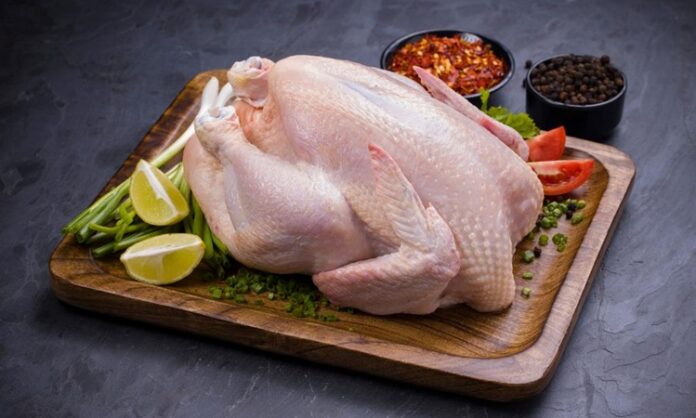 Teflon tavuk, hem pratik hem de lezzetli bir yemek seçeneği olarak öne çıkar. Tavuk eti, doğru şekilde marine edilip teflon tavada pişirildiğinde, dışı çıtır çıtır, içi ise sulu ve yumuşak kalır. Bu yöntem, özellikle yoğun tempolu günlerde hızlı ve sağlıklı bir öğün hazırlamak isteyenler için idealdir. Konulu bir haber görseli.