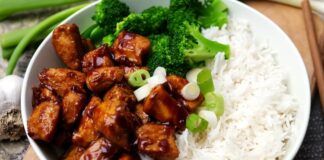 Son yıllarda sağlıklı beslenme alışkanlıklarının artmasıyla birlikte Asya mutfağından esinlenen yemekler dünya genelinde büyük ilgi görüyor. Bu yemekler arasında öne çıkanlardan biri de Teriyaki Bowl oluyor. Hem besleyici hem de görsel açıdan zengin sunumuyla dikkat çeken bu tabak, Japon mutfağının vazgeçilmezlerinden biri olan teriyaki sosuyla hazırlanıyor. Konulu bir haber görseli.