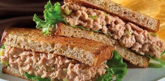 Ton balıklı sandviç, sağlıklı ve pratik öğün arayışının bir sonucu olarak ortaya çıkmıştır. İlk kez 20. yüzyılın ortalarında Amerika’da popülerleşen bu sandviç, kısa sürede dünya mutfaklarında kendine yer buldu. Balığın protein değeri ve düşük yağ oranı, ton balıklı sandviçi besleyici bir alternatif haline getirir. Konulu bir haber görseli.