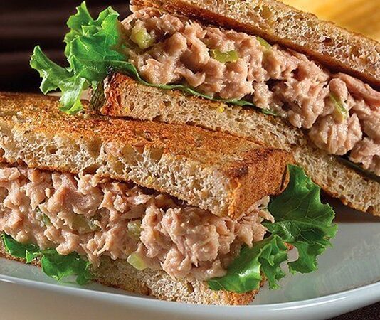 Ton balıklı sandviç, sağlıklı ve pratik öğün arayışının bir sonucu olarak ortaya çıkmıştır. İlk kez 20. yüzyılın ortalarında Amerika’da popülerleşen bu sandviç, kısa sürede dünya mutfaklarında kendine yer buldu. Balığın protein değeri ve düşük yağ oranı, ton balıklı sandviçi besleyici bir alternatif haline getirir. Konulu bir haber görseli.