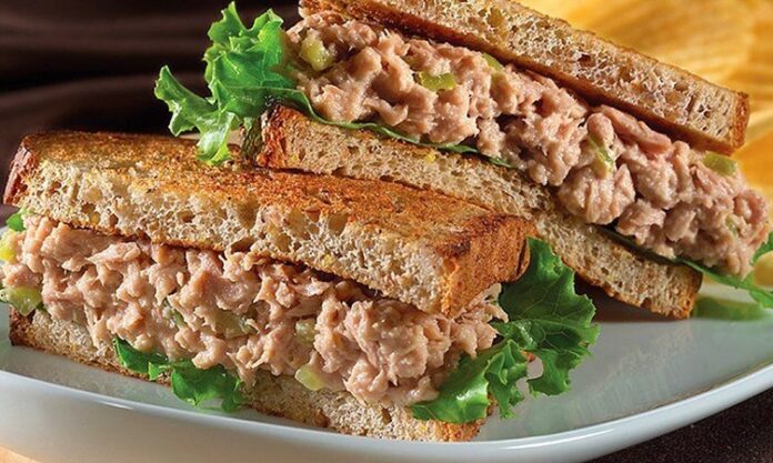 Ton balıklı sandviç, sağlıklı ve pratik öğün arayışının bir sonucu olarak ortaya çıkmıştır. İlk kez 20. yüzyılın ortalarında Amerika’da popülerleşen bu sandviç, kısa sürede dünya mutfaklarında kendine yer buldu. Balığın protein değeri ve düşük yağ oranı, ton balıklı sandviçi besleyici bir alternatif haline getirir. Konulu bir haber görseli.