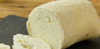 Tulum peynir, Türk mutfağının en eski ve en özel peynir çeşitlerinden biridir. Kendine özgü aroması ve yoğun tuzlu tadı ile sofralarda ayrı bir yere sahiptir. Kahvaltılarda, aperatiflerde ve yemeklerde sıklıkla tercih edilen bu peynir, hem lezzeti hem de besleyici değeri ile öne çıkar. Geleneksel üretim teknikleri ve doğal malzemelerle yapılan tulum peynir, peynir severler için vazgeçilmez bir seçenek haline gelmiştir. Konulu bir haber görseli.