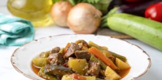 Türlü, Anadolu mutfağının en renkli ve en zengin sebze yemeklerinden biridir. İçinde barındırdığı farklı sebzeler sayesinde hem görsel açıdan hem de lezzet bakımından sofralara çeşitlilik katar. Özellikle yaz aylarında taze sebzelerin bol olmasıyla birlikte türlü yemeği, sofraların vazgeçilmezlerinden biri haline gelir. Konulu bir haber görseli.