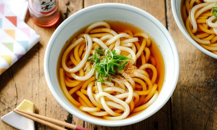Japon mutfağının en köklü lezzetlerinden biri olan Udon, kalın yapısıyla diğer eriştelerden kolayca ayrılır. Bu yemek, buğday unundan elde edilen uzun ve yumuşak eriştelerle hazırlanır. Sıcak ya da soğuk servis edilebilen Udon, farklı malzemelerle birleştiğinde hem doyurucu hem de sağlıklı bir seçenek haline gelir. Konulu bir haber görseli.
