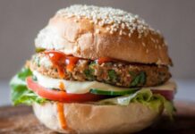 Son yıllarda sağlıklı beslenme ve bitkisel bazlı ürünlere olan ilgi büyük bir hızla artıyor. Bu ilgi, fast food sektöründe de kendini gösteriyor. Özellikle veggie burger seçenekleri, et tüketimini azaltmak isteyen veya tamamen bitkisel beslenen kişiler için cazip bir alternatif haline gelmiş durumda. Hem fast food zincirlerinde hem de gurme restoranlarda menülere giren bu burgerler, etin yerini alan zengin bitkisel malzemeleriyle dikkat çekiyor. Konulu bir haber görseli.