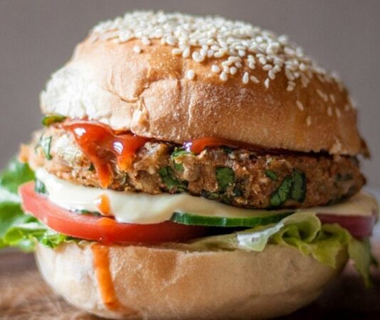 Son yıllarda sağlıklı beslenme ve bitkisel bazlı ürünlere olan ilgi büyük bir hızla artıyor. Bu ilgi, fast food sektöründe de kendini gösteriyor. Özellikle veggie burger seçenekleri, et tüketimini azaltmak isteyen veya tamamen bitkisel beslenen kişiler için cazip bir alternatif haline gelmiş durumda. Hem fast food zincirlerinde hem de gurme restoranlarda menülere giren bu burgerler, etin yerini alan zengin bitkisel malzemeleriyle dikkat çekiyor. Konulu bir haber görseli.